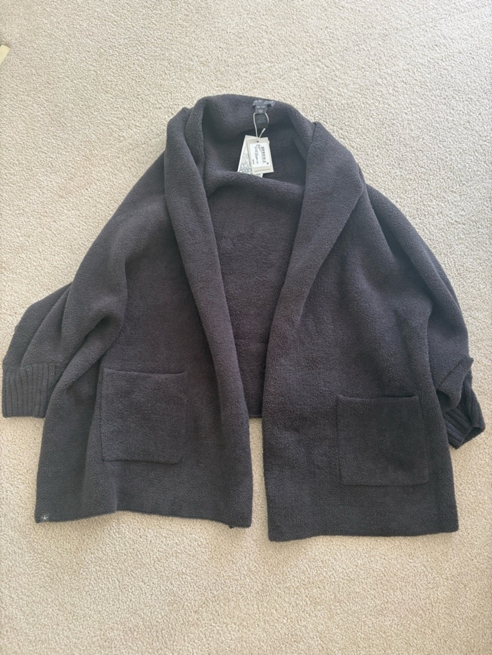 Barefoot Dreams Cozy blanket wrap - color: carbon - Picture 4 of 4